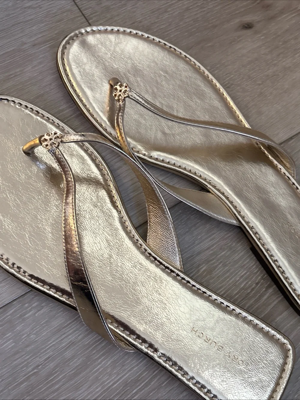 NWOB  $178 Tory Burch Classic Flip Flop Sparkle Gold Sz 10 Logo